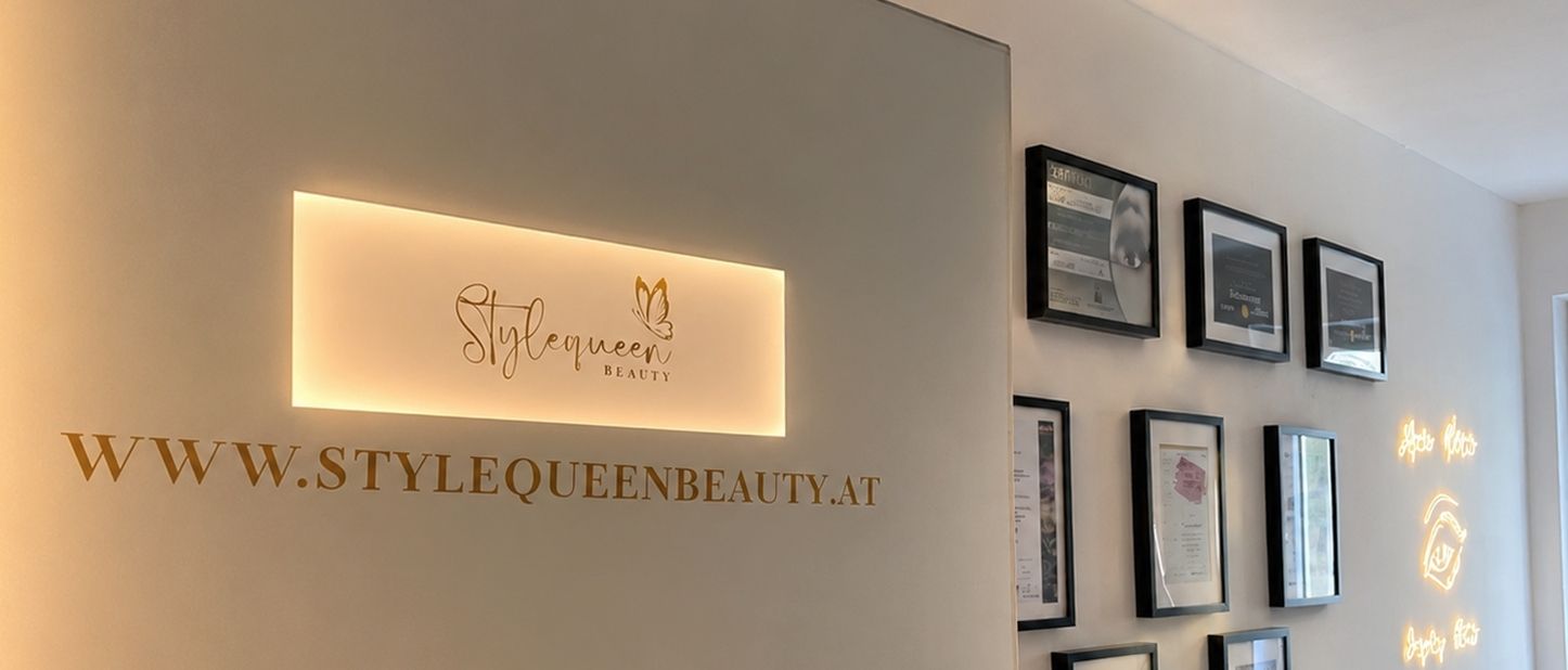 Empfangsbereich des Kosmetikstudios Stylequeen Beauty mit beleuchtetem Logo, Zertifikaten an der Wand