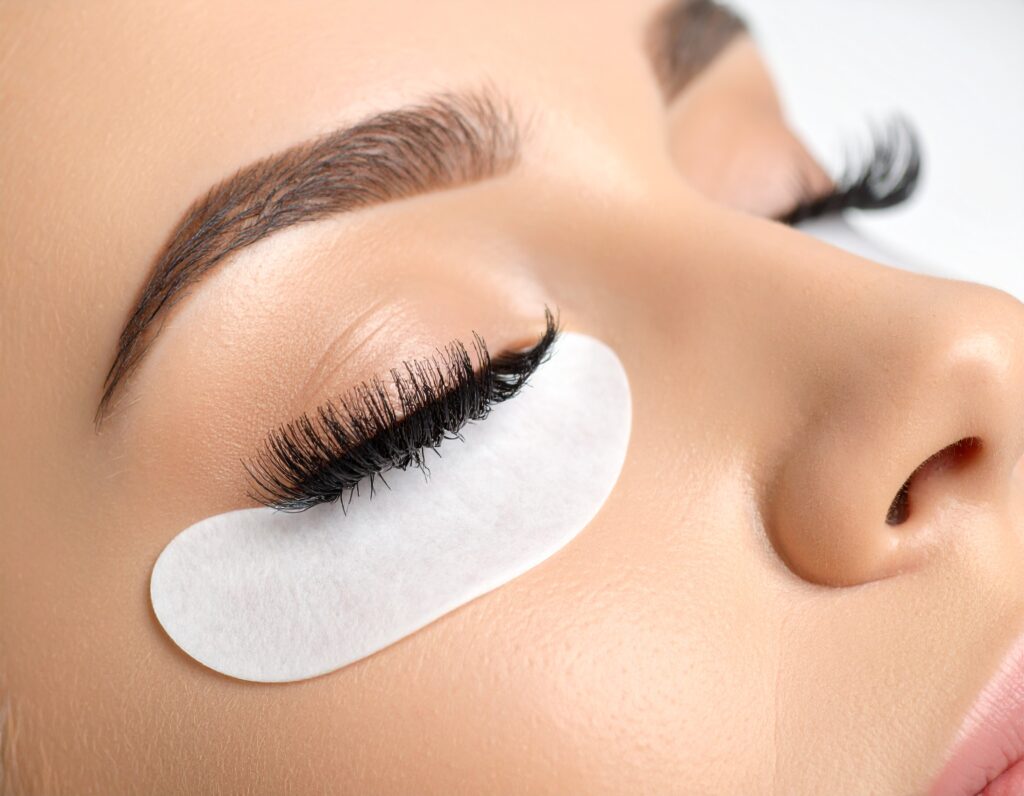 Nahaufnahme von voluminösen Wimpern nach professioneller Verlängerung