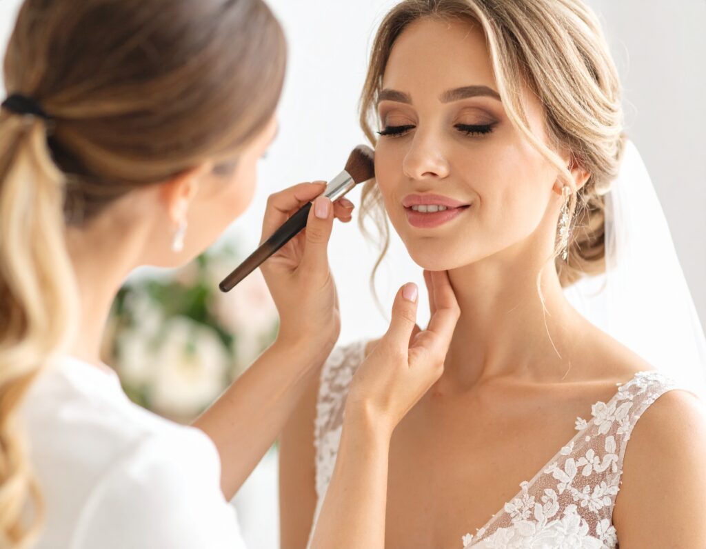 Braut beim Make-up und Hairstyling für ihren großen Tag