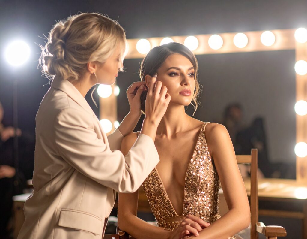 Visagistin beim Styling einer Frau für ein Fashion-Event oder eine Gala