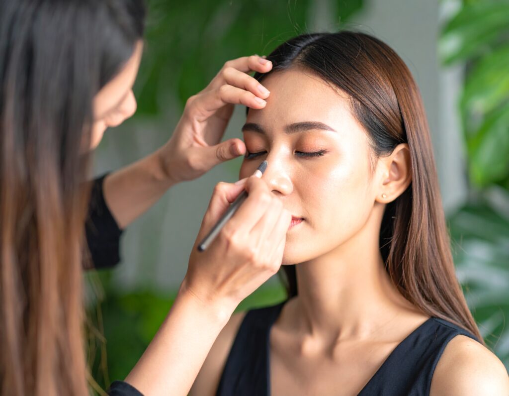 Make-up-Artistin beim Fotoshooting mit Model für eine Marke