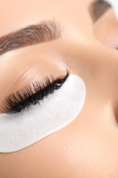 Nahaufnahme von voluminösen Wimpern nach professioneller Verlängerung