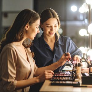Visagistin bei der Ausbildung von Teilnehmerinnen im Diplomkurs