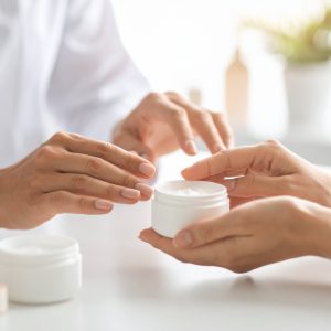 Beauty-Expertin bei einer Haut- und Schminkberatung mit Kundin